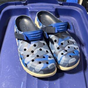 CROCS Kids Blue and Gray Camo Water Shoes